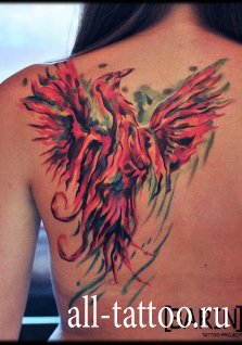 Женская татуировка на спине в виде птицы
