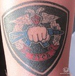 Тату на руке «Цветной герб Спецназа»
