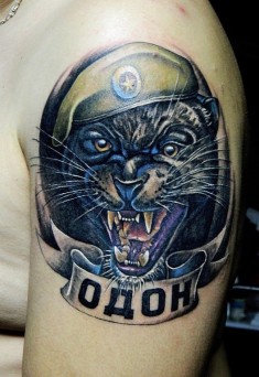 Мужская цветная татуировка на плече «Пантера в берете»