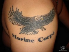 Орел с большими крыльями и подписью «Marine Corps@